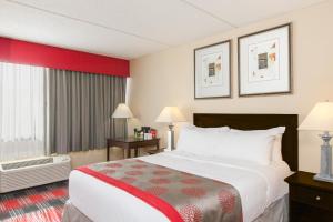 albany plaza hotel