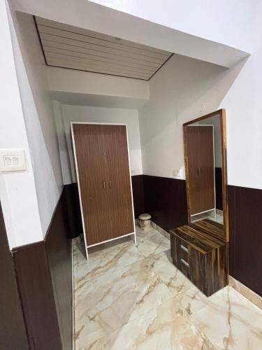 S R Hotel,,2 star