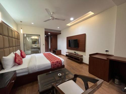 Hotel The Crystal Park,,3 star