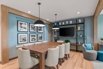 Everhome Suites San Antonio Lackland Near Seaworld,619 North Hunt Lane,2 star