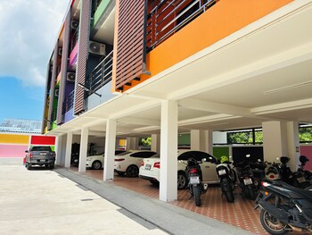 rainbow room no 16 front of haad rin queen ferry