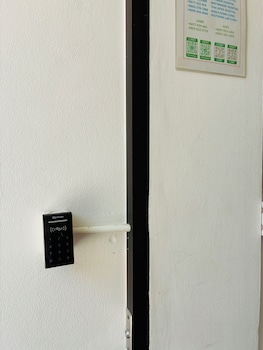 rainbow room no 13 front of haad rin