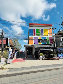 rainbow room no 10 front of haad rin queen ferry
