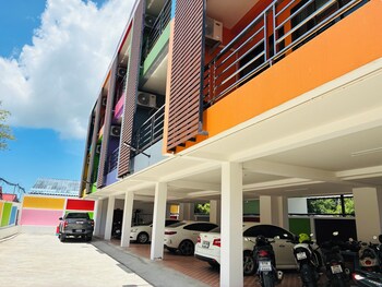 rainbow room no 10 front of haad rin queen ferry