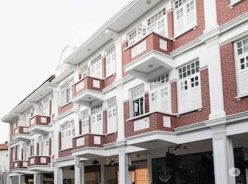 A Hotel Chinatown Stay From 8Pm To 9Am,,2 star