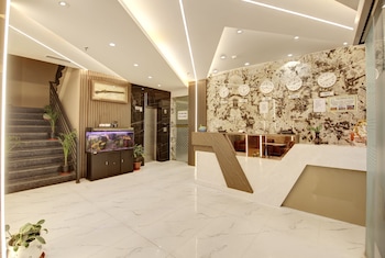 hotel armani free airport pickup aur drop