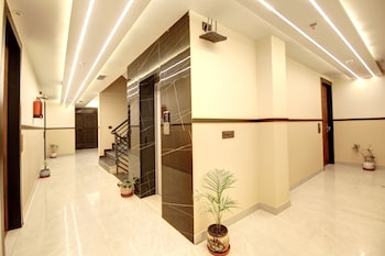 hotel armani free airport pickup aur drop