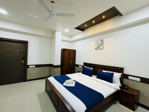 Col's Hotel Uphaar,,2 star