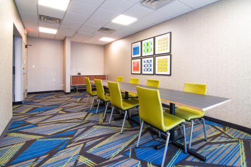 holiday inn express and suites indianapolis northwest by ihg