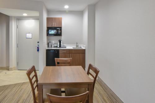 holiday inn express and suites indianapolis northwest by ihg