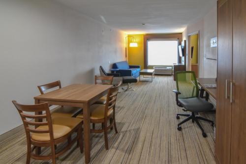 holiday inn express and suites indianapolis northwest by ihg
