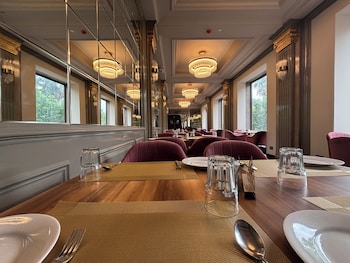 the supreme hotel and banquet