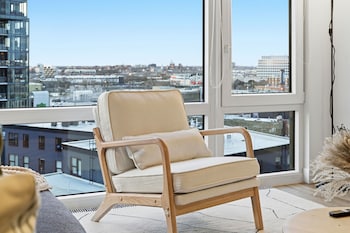4Br Corporate Suite Central And Modern,853 W Blackhawk St,2 star