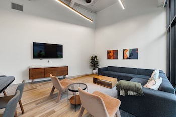 New & Modern  Lux City Escape,853 W Blackhawk St,2 star