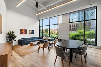 New & Modern  Lux City Escape,853 W Blackhawk St,2 star