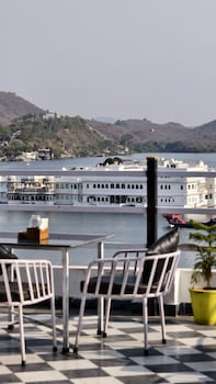 hotel lake star bistro
