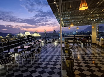 hotel lake star bistro