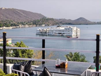 hotel lake star bistro