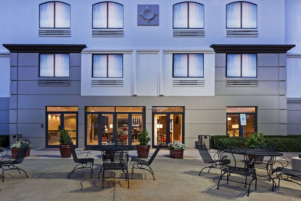 comfort inn and suites irving las colinas dfw