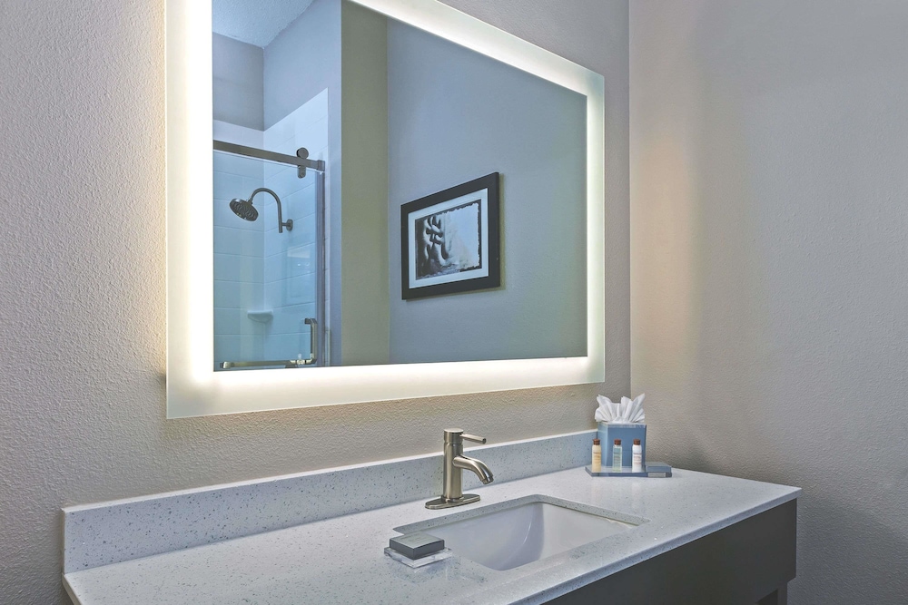 comfort inn and suites irving las colinas dfw