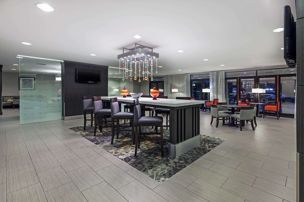 comfort inn and suites irving las colinas dfw