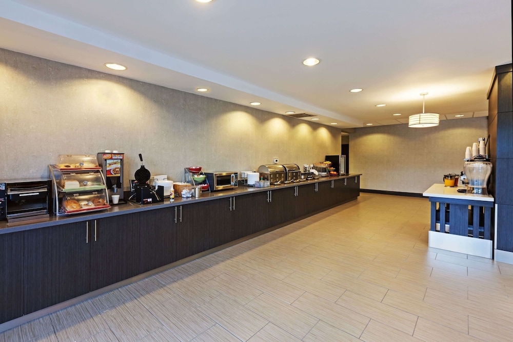 comfort inn and suites irving las colinas dfw