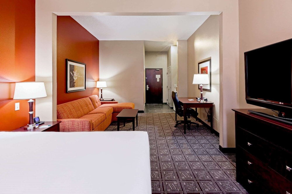 comfort inn and suites irving las colinas dfw
