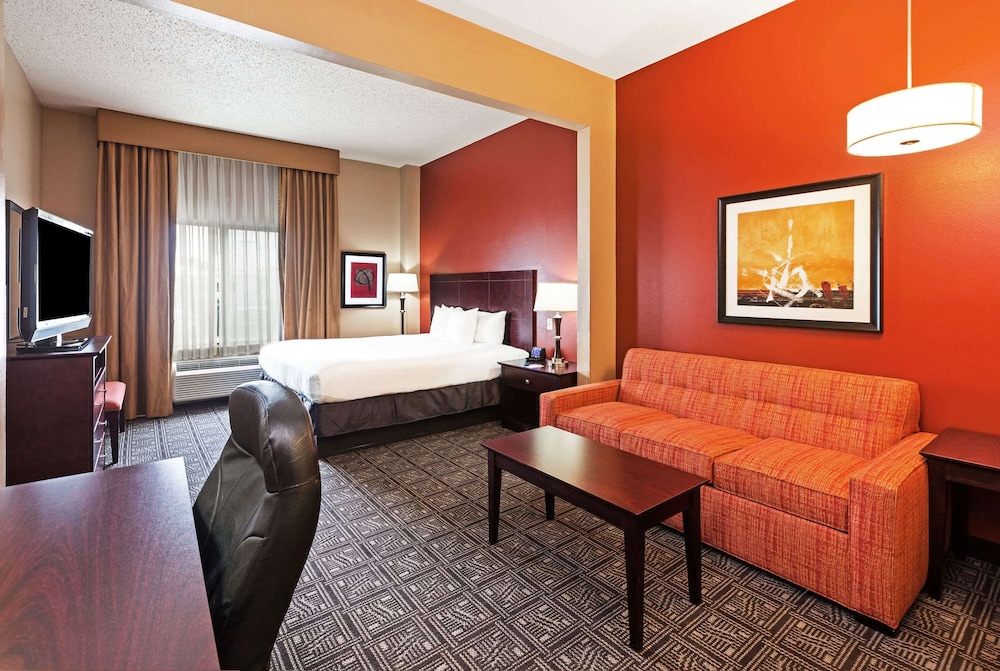 comfort inn and suites irving las colinas dfw