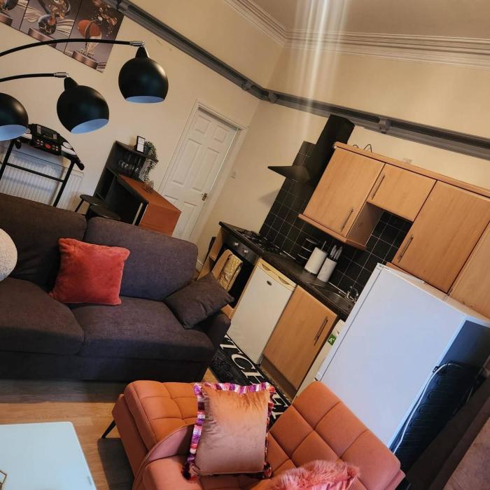 charming victorian apartment in central wolverhampton