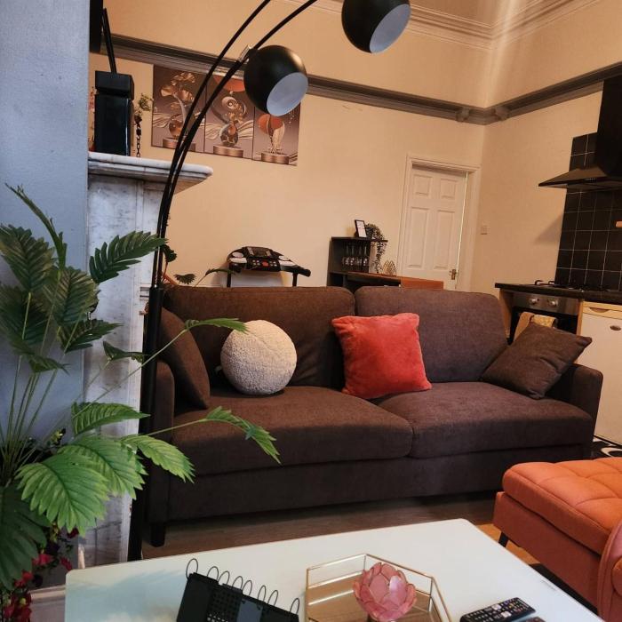 charming victorian apartment in central wolverhampton