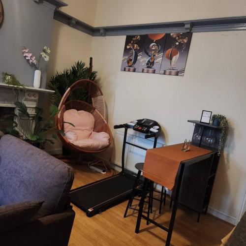 charming victorian apartment in central wolverhampton