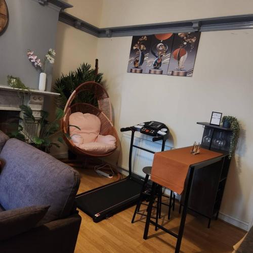 charming victorian apartment in central wolverhampton