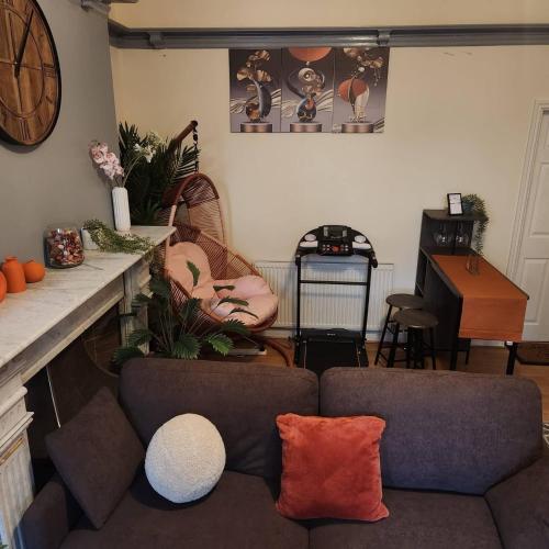 charming victorian apartment in central wolverhampton