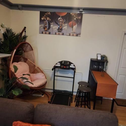 charming victorian apartment in central wolverhampton