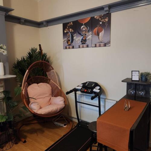 charming victorian apartment in central wolverhampton