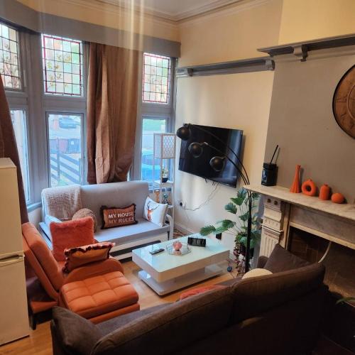charming victorian apartment in central wolverhampton