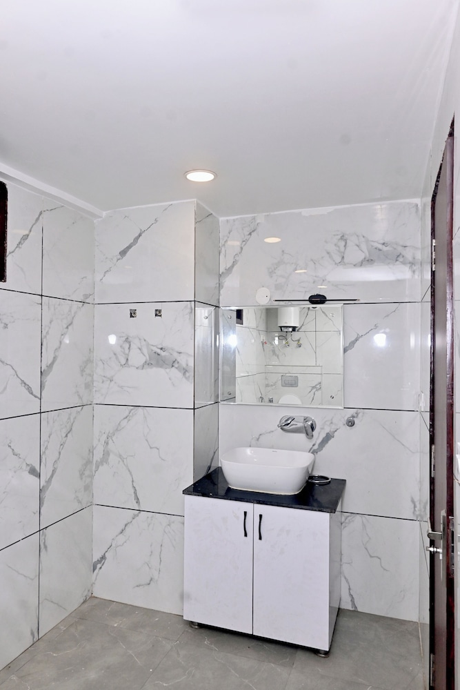 hotel golden by admire stay