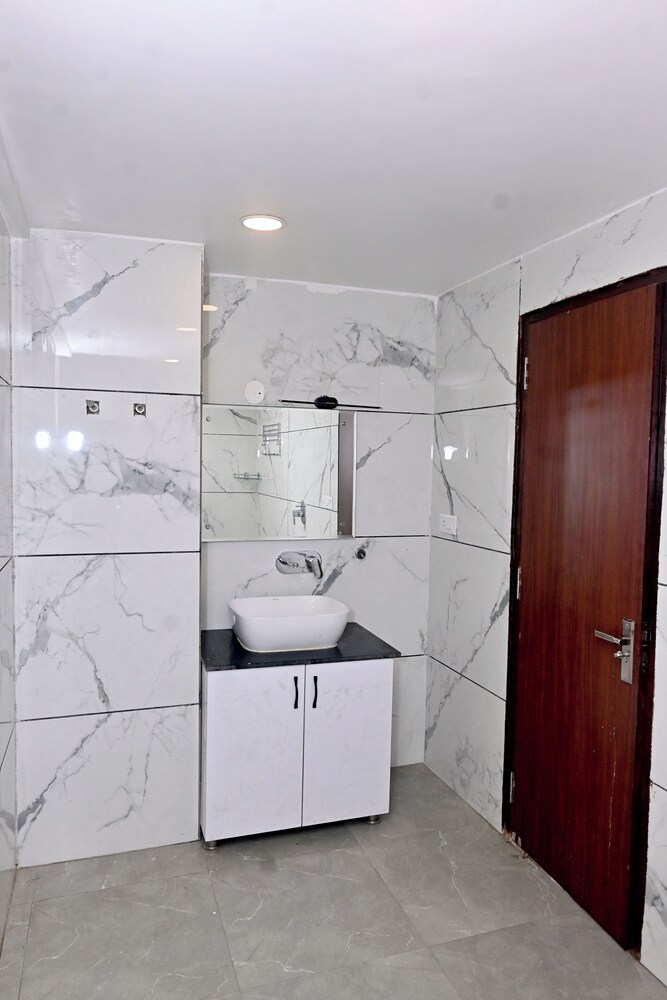 hotel golden by admire stay