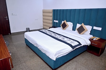 hotel golden by admire stay