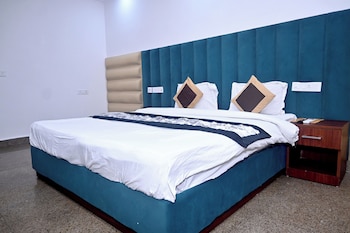 hotel golden by admire stay