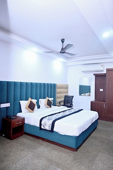 hotel golden by admire stay