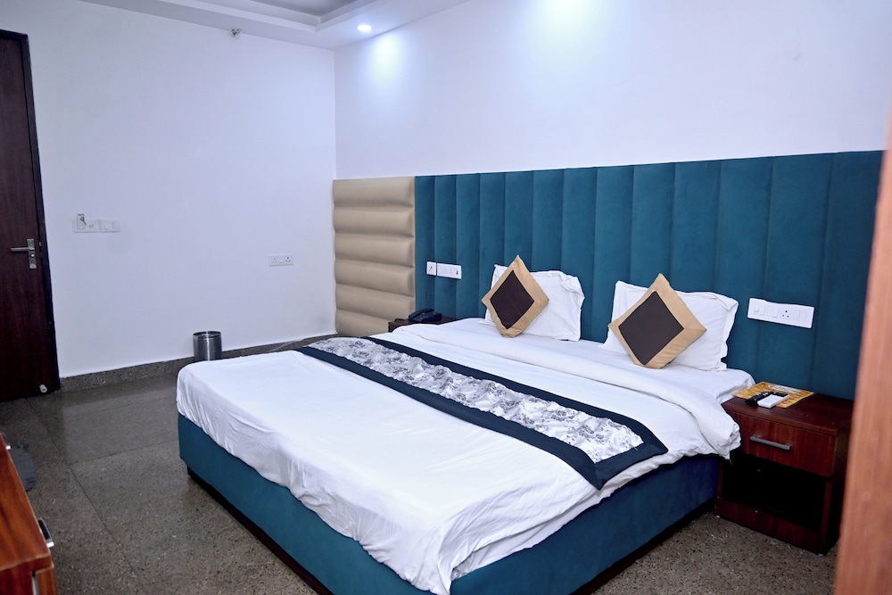 hotel golden by admire stay