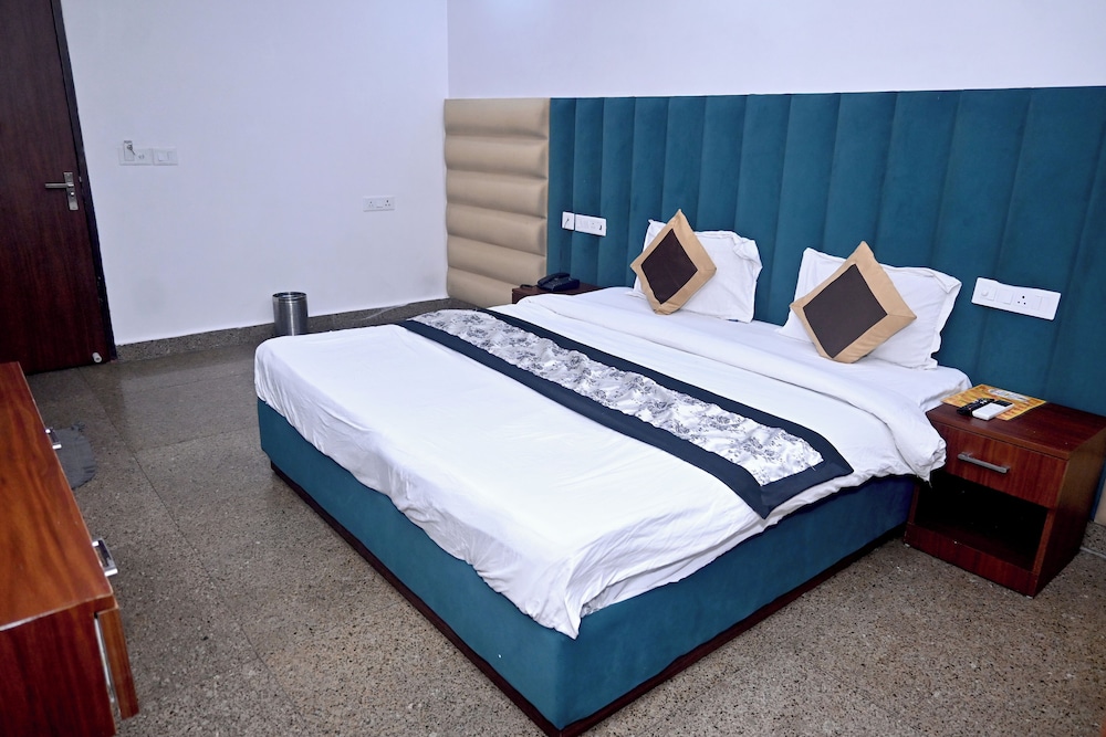 hotel golden by admire stay