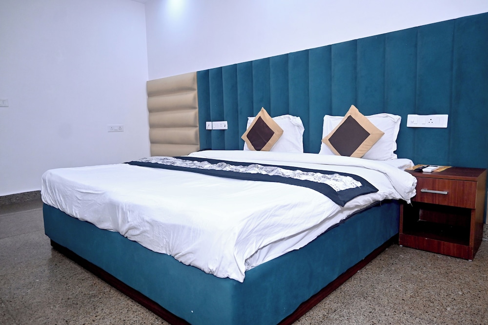 hotel golden by admire stay