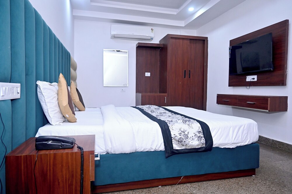 hotel golden by admire stay