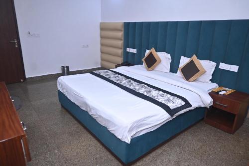 hotel golden by admire stay