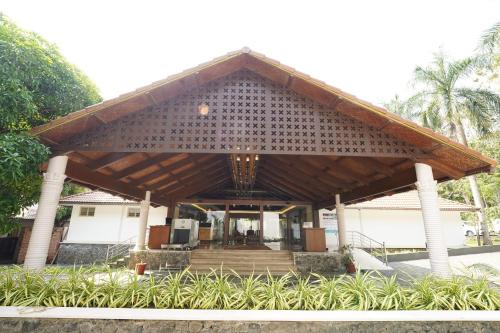 Hyatt Regency Kochi Malayattoor,,5 star