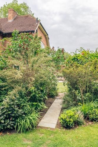 idyllic countryside cottage