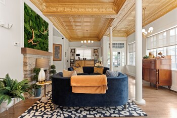 The Benchmark Inn,,2 star