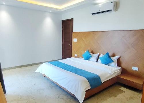 the crown a pinnacle of luxury